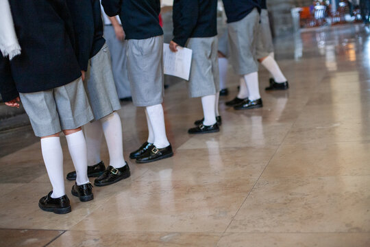 Detalles piernas de estudiantes de uniforme