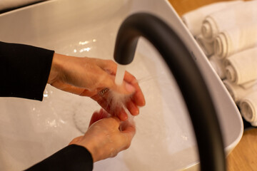 Mujer lavándose las manos