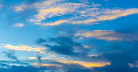 Obraz premium Relax and watch the beautiful sunset at Dreamy Skies. Experience the magical moment when the sky transforms into a masterpiece. Relax and enjoy the breathtaking beauty of nature at dusk.