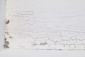 劣化してひび割れた塗装