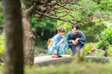 浴衣で日本庭園を散歩する浴衣カップル