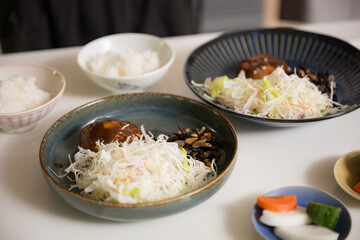 2人分のご飯を作る手元のアップ　今日のご飯は和風ハンバーグ　日本の家庭料理