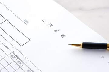 取引先へ宛てて、請求書を準備する、ビジネスシーンのイメージ
