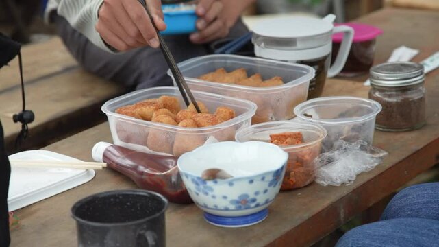 食事をする様子
