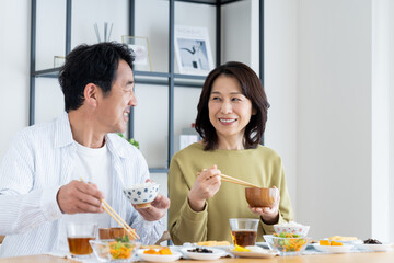 食事をするミドルの夫婦