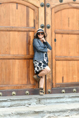 Chica joven muy bella frente a la puerta de la Catedral de San José en Antigua Guatemala. Foto de...