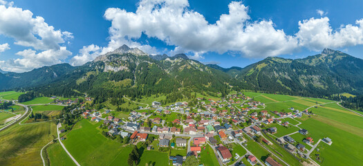 DIe Tiroler Gemeinde Nesselwängle im Tannheimer Tal von oben