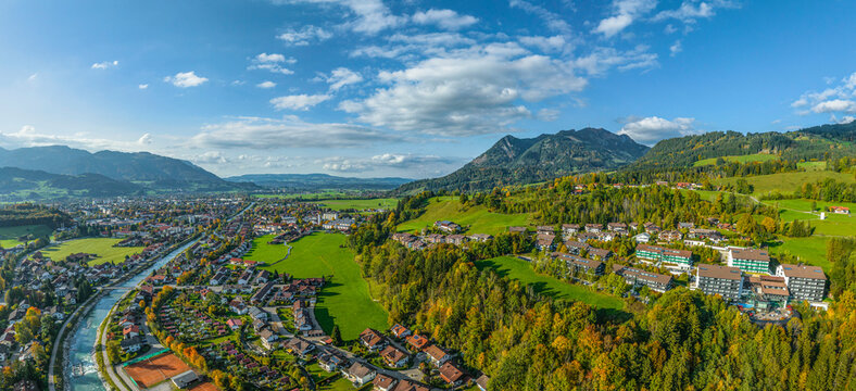 Blick ins Allg&auml;u bei Sonthofen an einem sonnigen Herbsttag