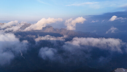 Obraz premium beautiful view of clouds over the mountains