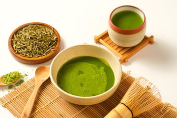 Premium Japanese Matcha
Crafted from tender, handpicked tea leaves and stone-ground using traditional Japanese techniques. Delicately aromatic, perfectly balanced in every sip.
Elegant in its simplั