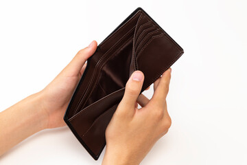 カラの財布を持つ手元