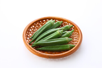笊に盛ったオクラ　白背景