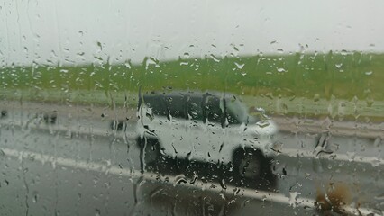 雨の日の車の窓