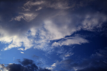 Obraz premium Weather and climate - detailed blue sky with clouds.