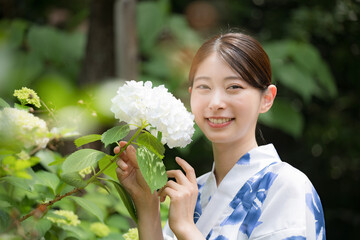 紫陽花と浴衣のかわいい女性　カメラ目線
