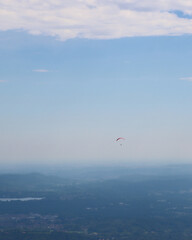 En el cielo azul el paracaídas no cae, solo vuela y toca el cielo. Un deporte de confianza y...