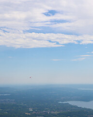 En el cielo azul el paracaídas no cae, solo vuela y toca el cielo. Un deporte de confianza y seguridad en si mismo. 