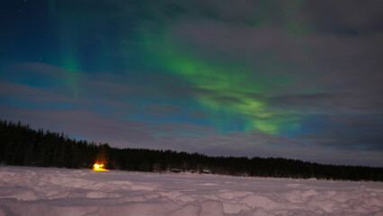 雲の隙間からオーロラが見える