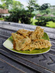 Flour fried tempeh looks very delicious and savory.