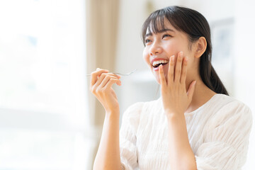 食事をする若い女性