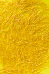 FIDEOS SOBRE UN FONDO AMARILLO