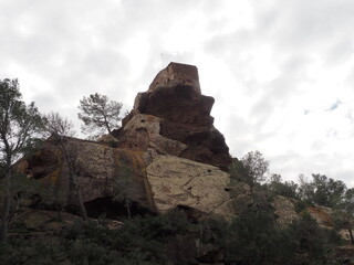 ermita de San Ram&oacute;n luchando contra las fuerzas gravitatorias sobre un mont&iacute;culo rocoso, arquitectura popular, fachada blanca para que los marineros la pudiesen ver, Montroig. Tarragona, Espa&ntilde;a   