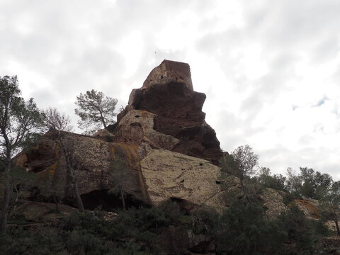 ermita de San Ram&oacute;n luchando contra las fuerzas gravitatorias sobre un mont&iacute;culo rocoso, arquitectura popular, fachada blanca para que los marineros la pudiesen ver, Montroig. Tarragona, Espa&ntilde;a   