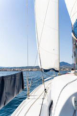 Obraz premium Sailing on a sunny day with open sails towards the coast