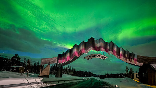 Aurora Borealis &uuml;ber den Nordlandsporten in Norwegen.