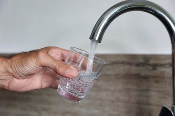 Eau du robinet, remplissage d'un verre d'eau au robinet