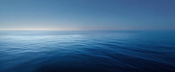 Obraz premium The expansive ocean under a tranquil twilight sky.