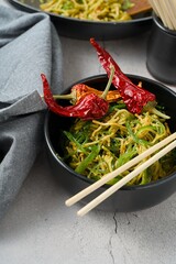 Makaron w stylu tajskim z papryczkami chili i zielonymi glonami