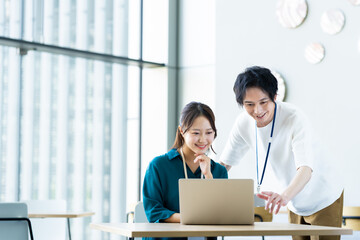 オフィスで働く若いエンジニア　撮影協力:スカパー東京メディアセンター