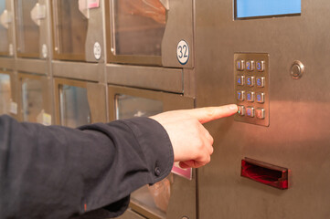 Naklejka premium A person is pressing a button labeled with the number 32