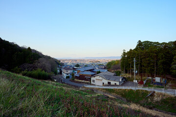 二上山の麓にある大池から望む街並み