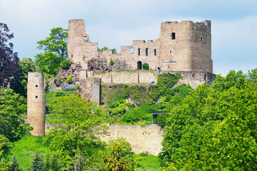 Blick auf die Burg Frauenstein im Erzgebirge im Frühjahr