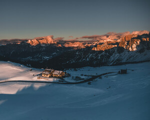 Dolomiten Berge im Winter am Passo Giau mit Schnee im Sonnenuntergang