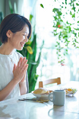 部屋で朝食を食べる女性