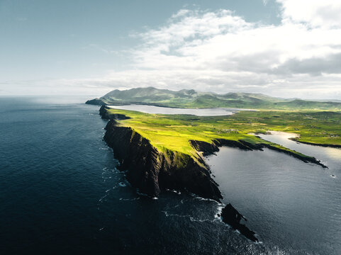 Luftaufnahme von Clogher Head und der Dingle-Halbinsel bei Sonnenschein