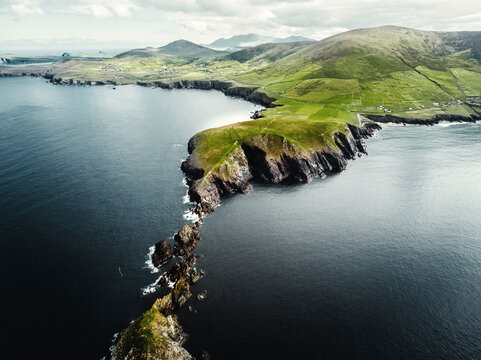 Luftaufnahme von Dunmore Head mit Blick auf Coumeenoole Beach und Great Basket, Dingle-Halbinsel, Irland