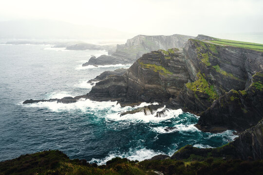 Dramatische Aussicht auf die Kerry Cliffs an der irischen Atlantikk&uuml;ste bei rauer See