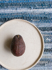 白い皿とアボカド