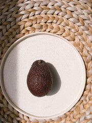 白い皿とアボカド