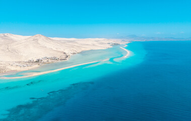 Obraz premium Stunning aspect aerial panoramic view of the beautiful tropical looking beach, lagoon and sand dunes at Sotavento Risco del Paso beach near Costa Calma on Fuerteventura Canary Islands Spain