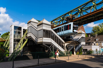 Eine Schwebebahn fährt aus der Haltestelle Völklinger Straße in Wuppertal, Deutschland
