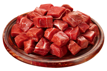 tábua de madeira com cubos de carne seca isolado em fundo transparente