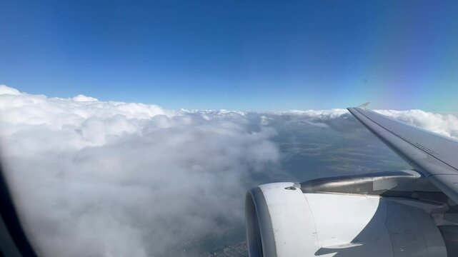 avion de ligne passage dans les nuages