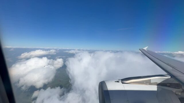avion de ligne au dessus des nuages