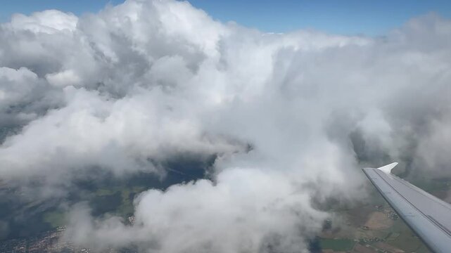 avion de ligne en mont&eacute;e dans les nuages
