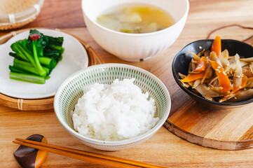 炊きたてご飯と副菜
